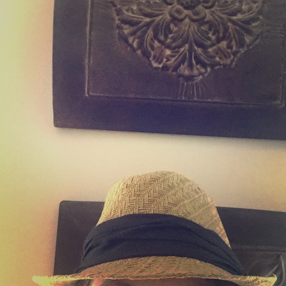 Aldo woven hat with black fabric around the base